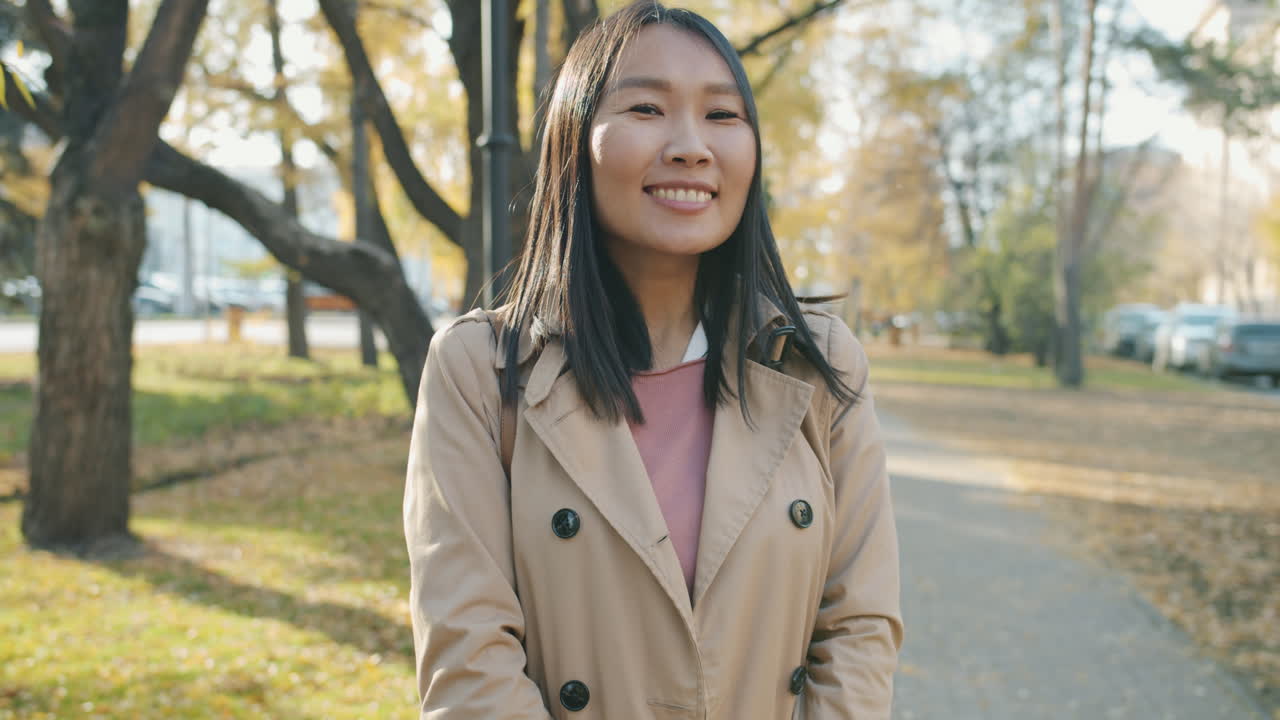 가을 에 공원 에서 한 여자