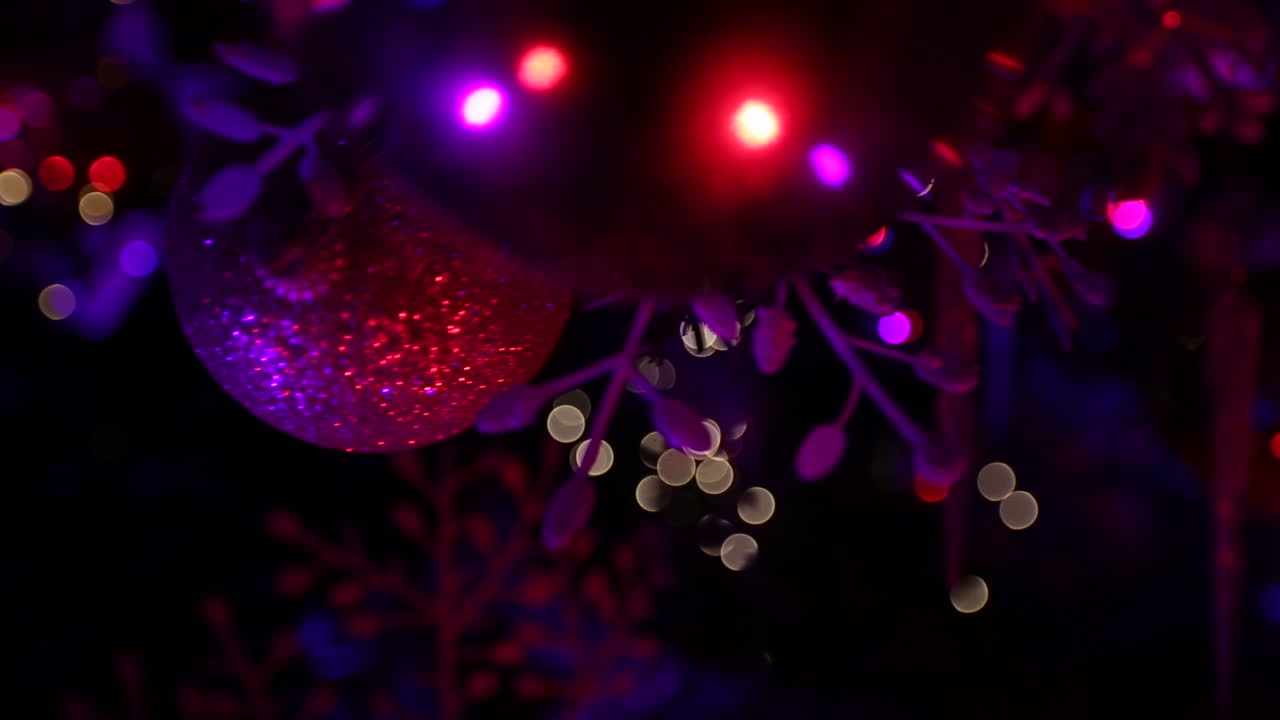 bolas de árbol de navidad con luces moradas - primer plano