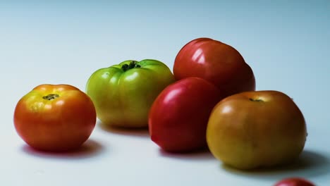 Zeitlupenaufnahme-Großer-Tomaten,-Die-Auf-Andere-Tomaten-Fallen-Und-Hüpfen
