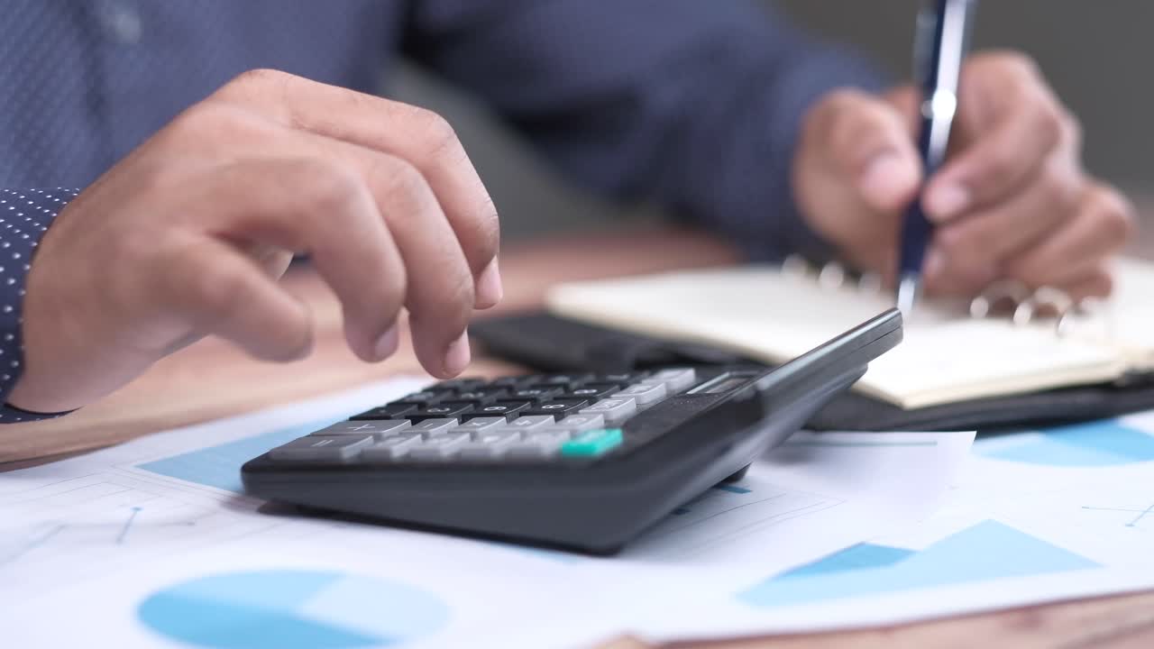 persona de negocios que utiliza una calculadora y un portátil