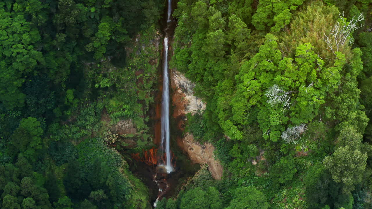 tomada aérea cinematográfica de la cascada natural de ribeira quente en sao miguel en las azores - portugal
