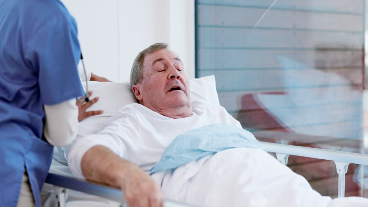 hombre, enfermera de ayuda y hospital con paciente anciano