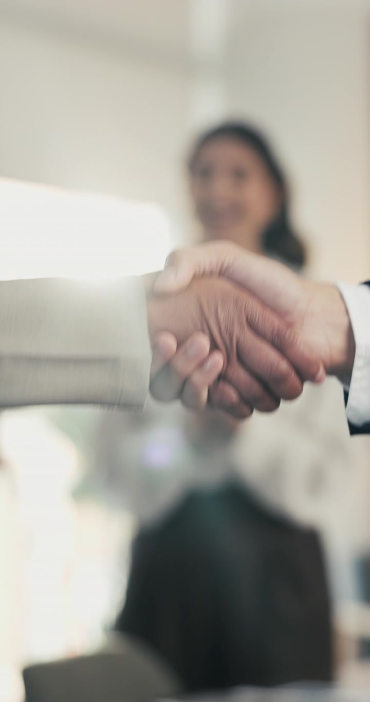 Professionisti d'affari che si stringono la mano in un ufficio