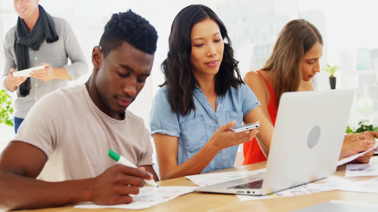 colegas de negocios trabajando en computadora portátil en la oficina