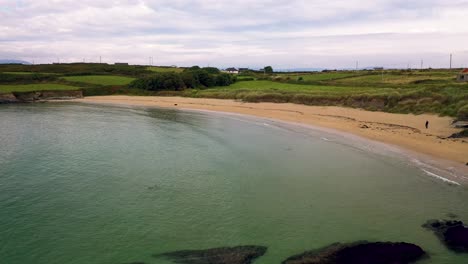 Vista-Aérea-En-4k-De-La-Cadena-De-Plata-Plateada-En-La-Isla-De-Sherkin,-Suroeste-De-Cork,-Irlanda