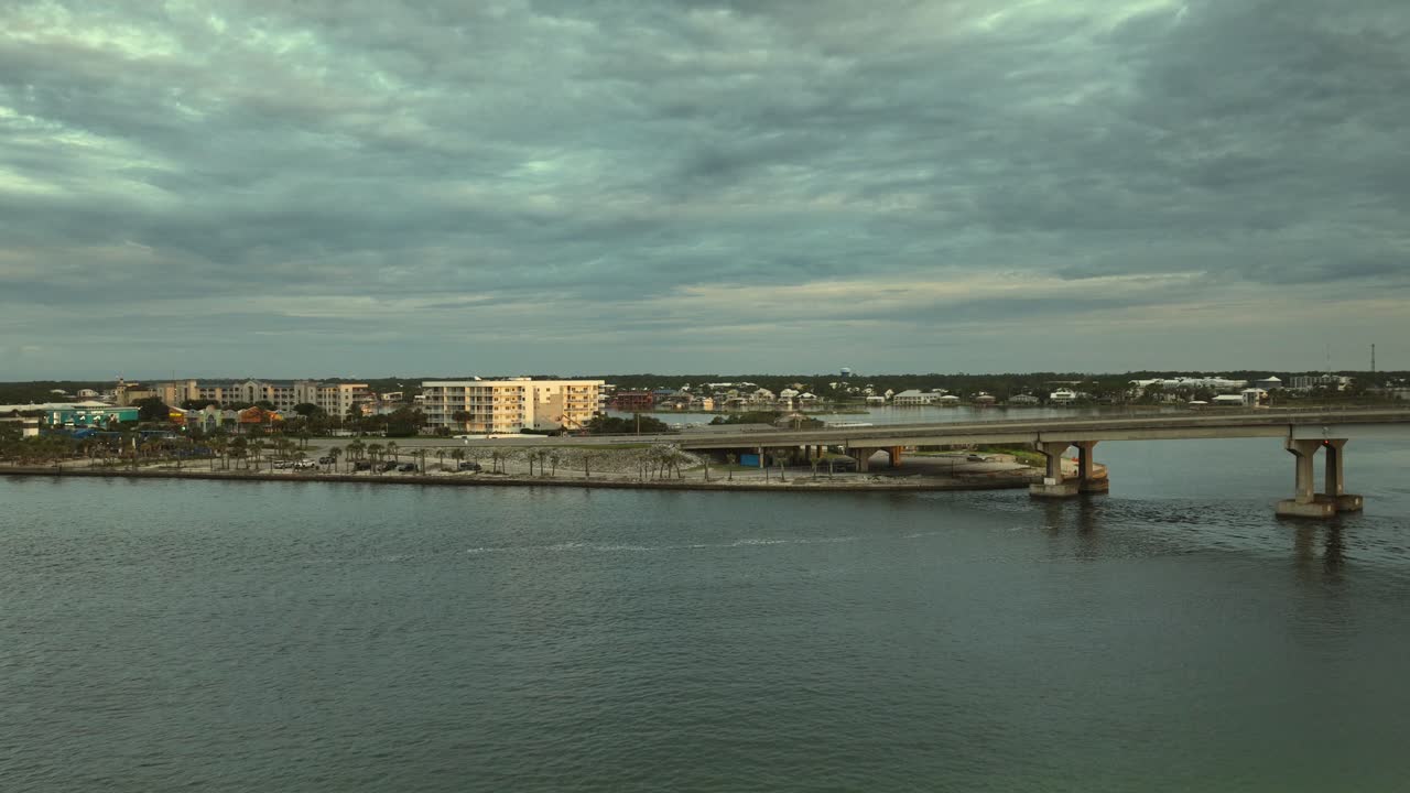 утренний вид с воздуха на перевал пердидо в оранжевом пляже, штат алабама