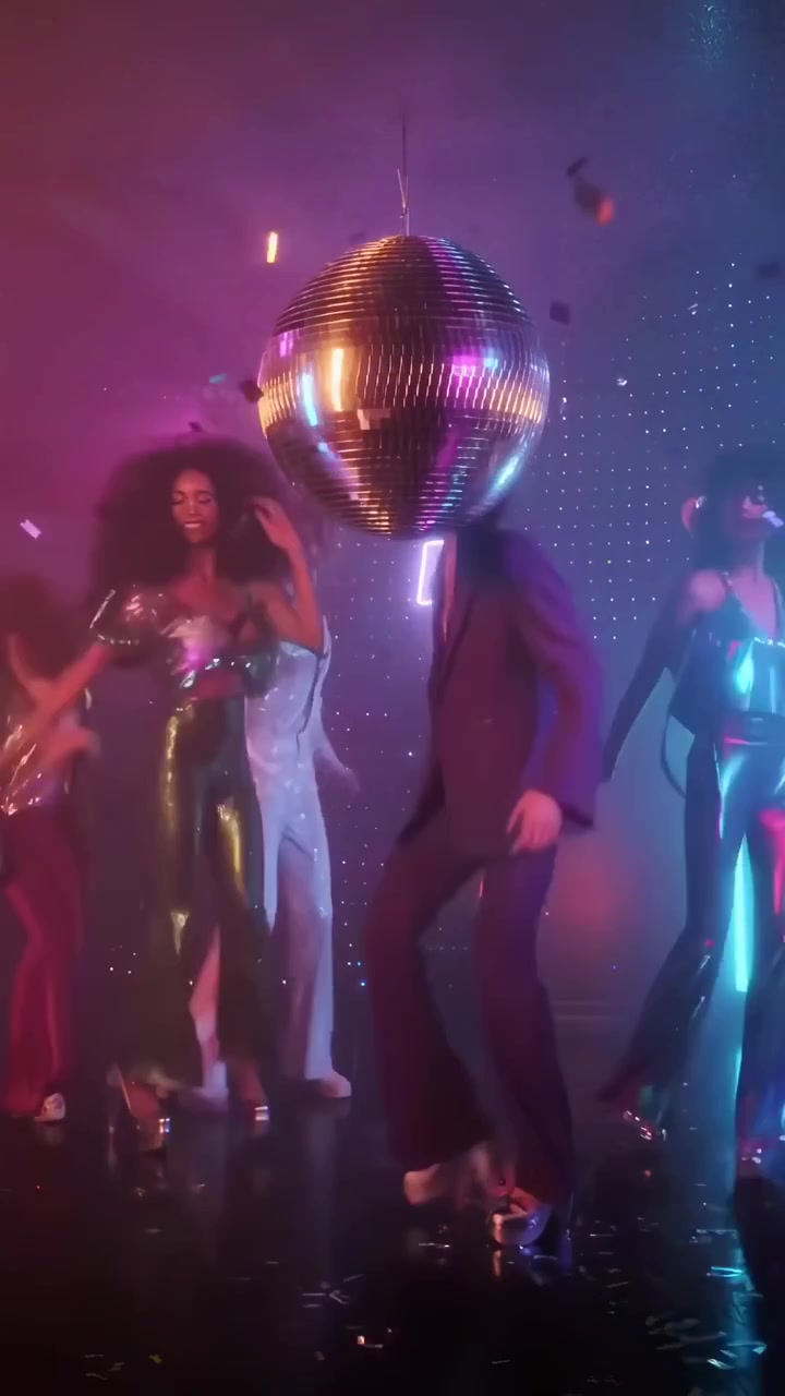 Fiesta Disco Enérgica con Gente Bailando Bajo una Bola de Espejos Reflectante