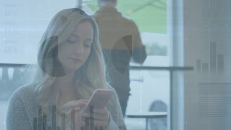 Animación-De-La-Interfaz-Infográfica-Sobre-Una-Hermosa-Mujer-Caucásica-Usando-Un-Teléfono-Celular-En-Una-Cafetería