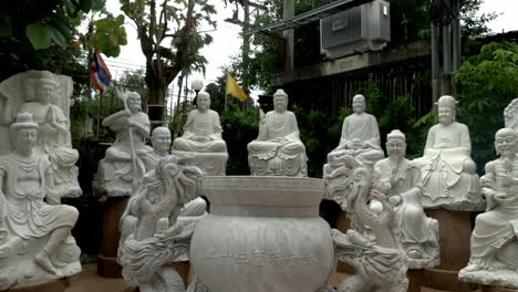 Mirando-Las-Hermosas-Estatuas-Del-Templo-En-El-Templo-De-Bangkok