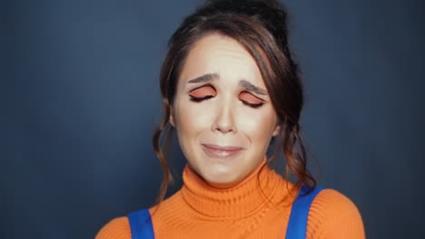 chica en un ataque de histeria. mujer hermosa expresando su desacuerdo con el llanto