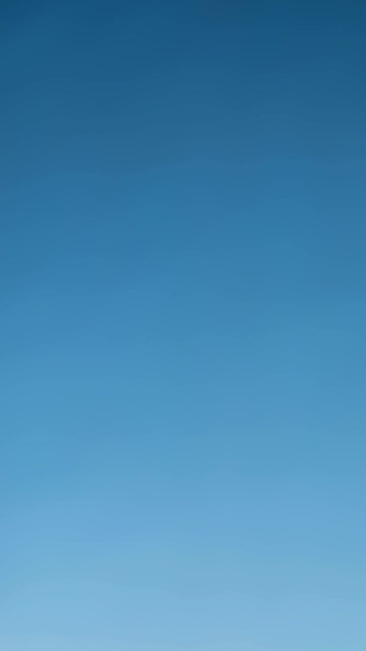 Animation af sølvnøgle med husnøglering på blå baggrund.