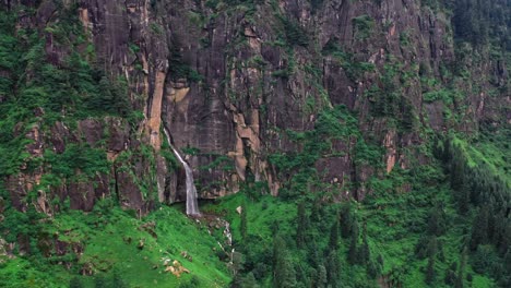 Luftaufnahme-Des-Jogini-wasserfalls-In-Manali,-Himachal-Pradesh---Dröhnender-Jogini-wasserfall