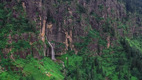 vista aérea de la cascada jogini en manali, himachal pradesh - cascada jogini zumbante