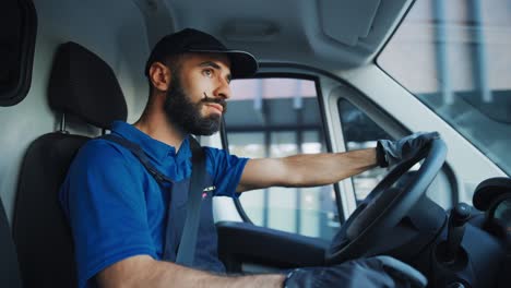retrato de un elegante conductor de camión de entrega latino en la carretera. profesional feliz conduciendo cuidadosamente, entregando pedidos en línea, bienes de comercio electrónico, comida, medicina. héroe de primera línea haciendo trabajo. dentro del vehículo