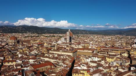 drone volando rápido a la catedral de santa maria del fiore y sobre la ciudad en un día soleado en florencia en italia en 4k