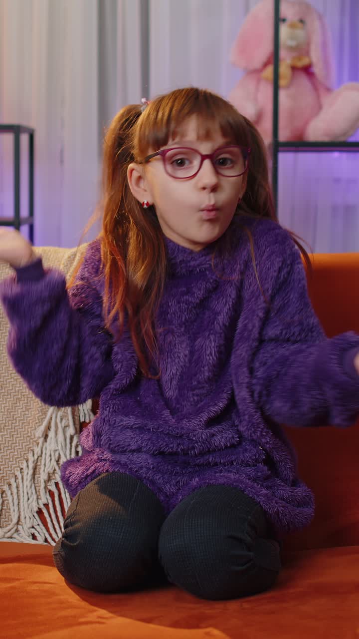 Bambina piccola che chiede