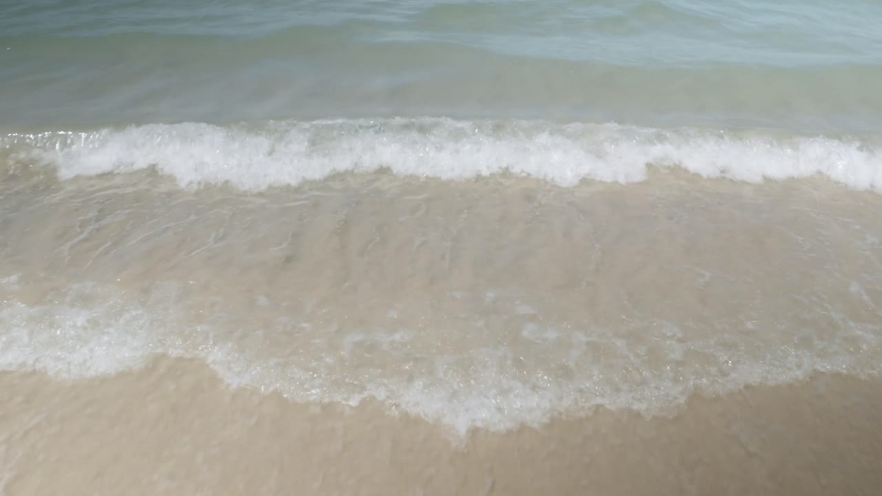 청록색 바닷물 파도는 낮에 하얀 모래 부드러운 해변을 강타하고, 휴가 여름 배경-1을 위한 자연 경관 바다