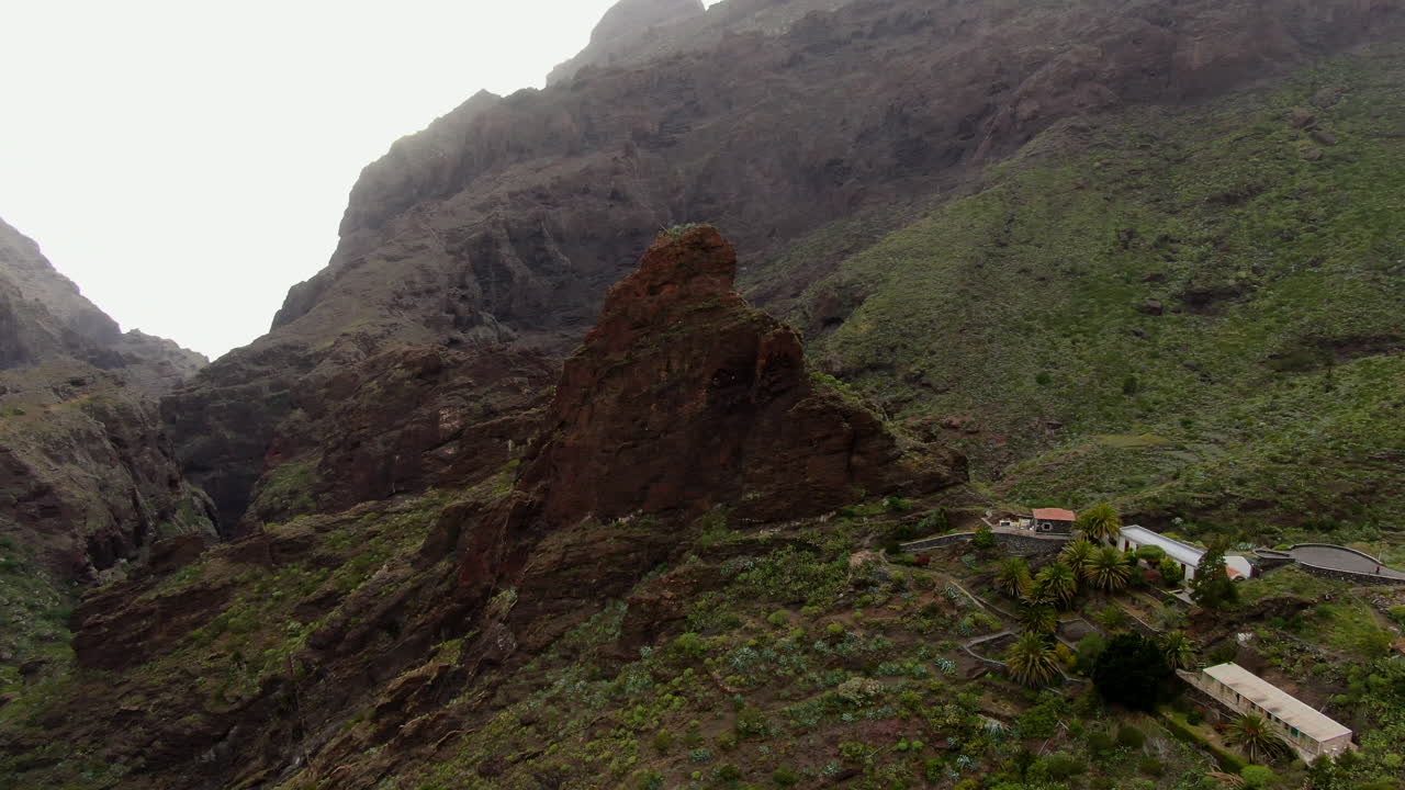 toma aérea de roque masca es un pequeño pueblo de montaña en la isla de tenerife