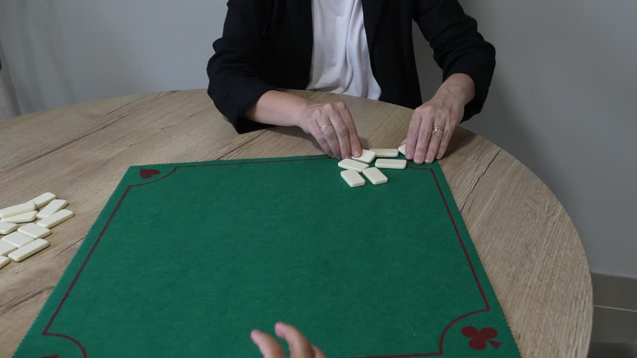 Giocare a domino su un tavolo