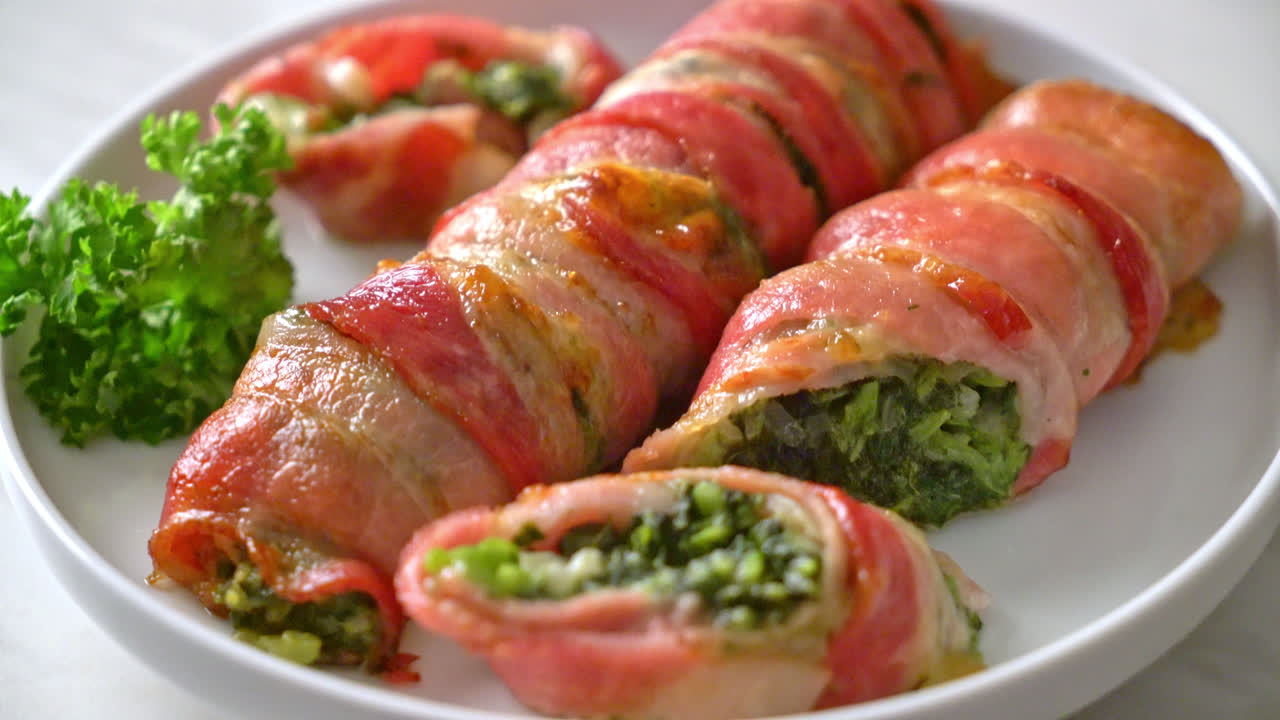 구운 베이컨 롤 박제 시금치와 치즈