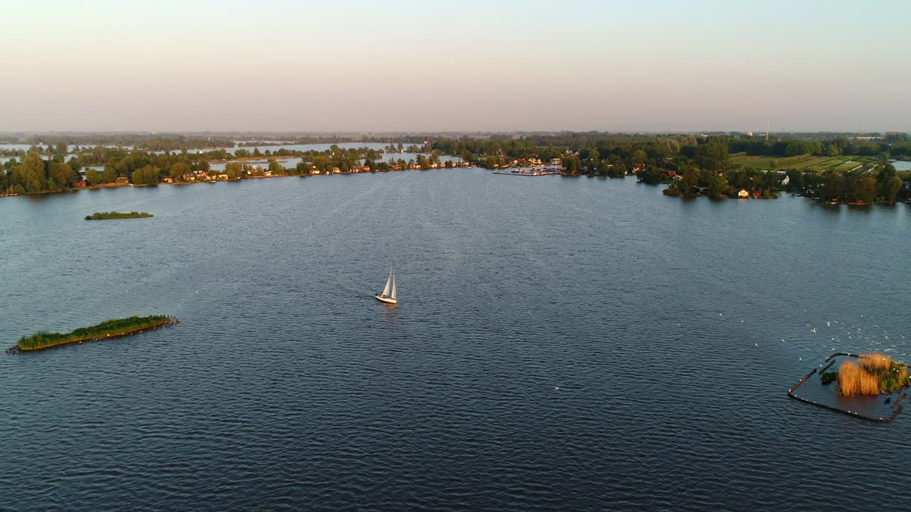 navegación en velero en el lago elfhoeven en reeuwijkse plassen, holanda del sur