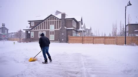 Hombre-Limpiando-La-Nieve-De-La-Entrada-En-Invierno-Después-De-Una-Tormenta-De-Nieve