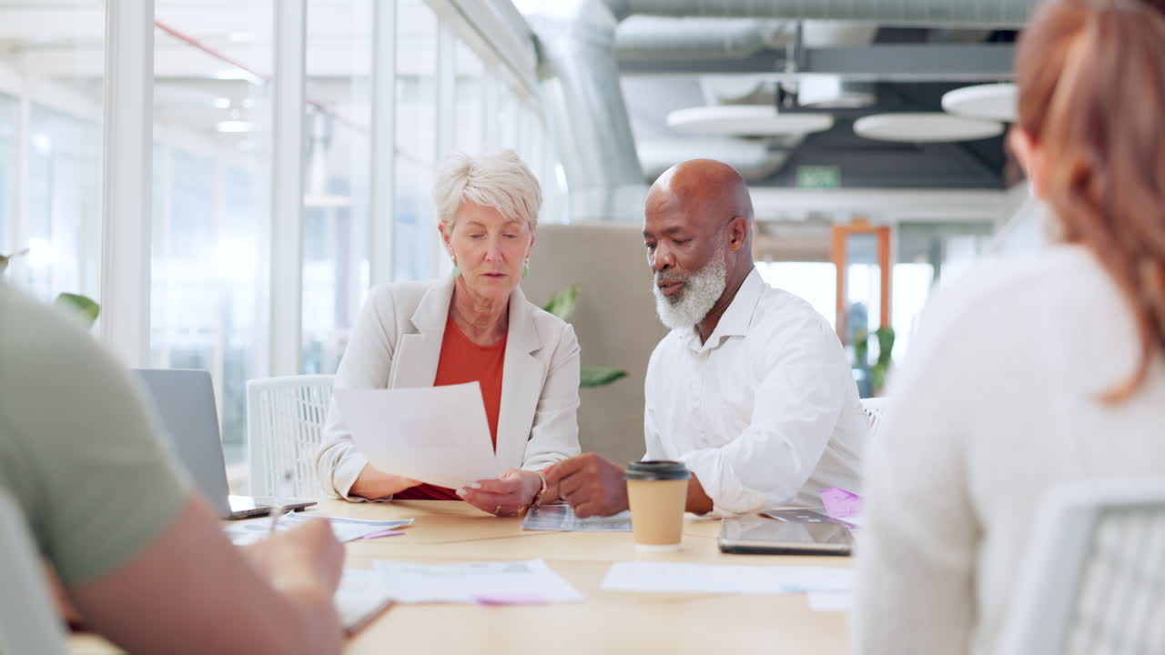 hombre de negocios, mujer y documentos en la planificación