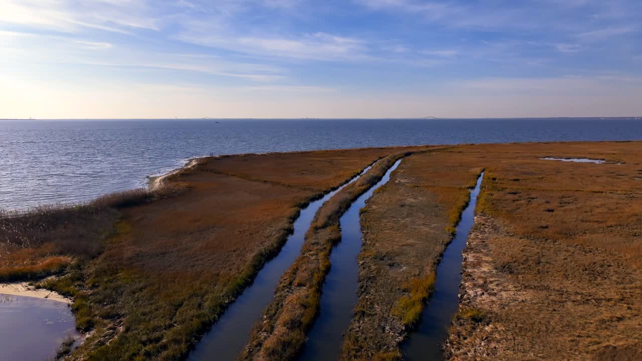 una baja altitud, vista aérea sobre un pantano salado en la costa sur de long island, nueva york en un día soleado