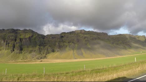 conduciendo más allá de las montañas en el extremo sur de islandia