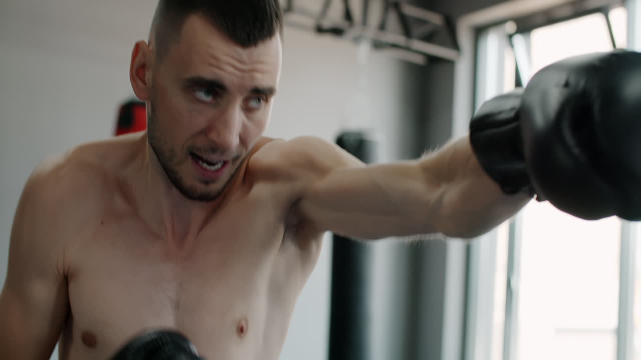 체육관에서 남자 권투 훈련