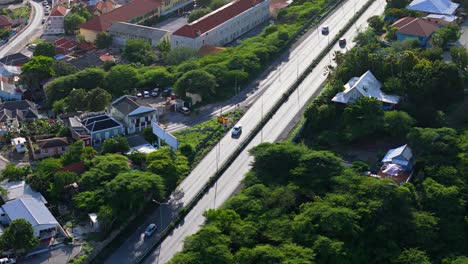 drone empujar en sobre el asfalto brillante brillante como la luz del sol golpea a mediodía mientras los coches conducen