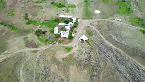 sigue el vuelo del dron mientras captura la majestuosidad del desierto
