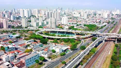 vista do trilho, da avenida do metrô e do viaduto circular com um horizonte incrível no fundo