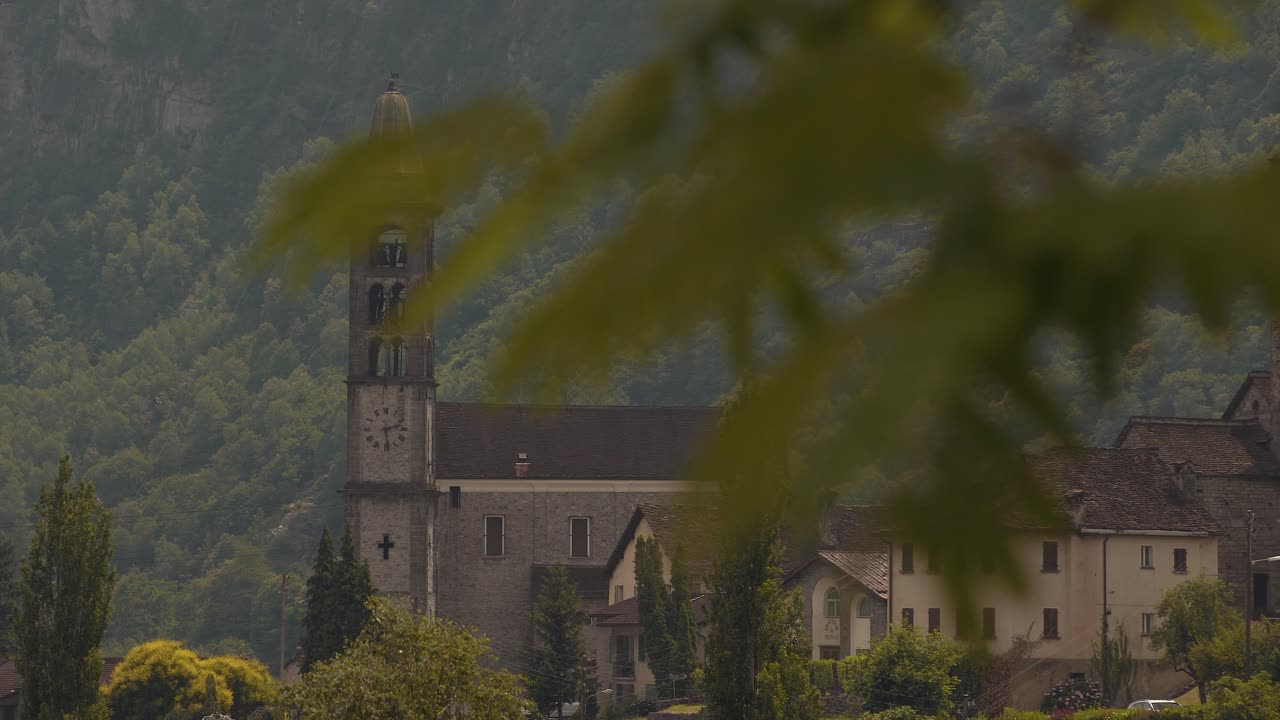 이탈리아 국경 근처의 스위스 알프스 산맥에 있는 오래된 교회