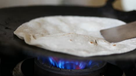 haciendo chapati en una estufa de gas