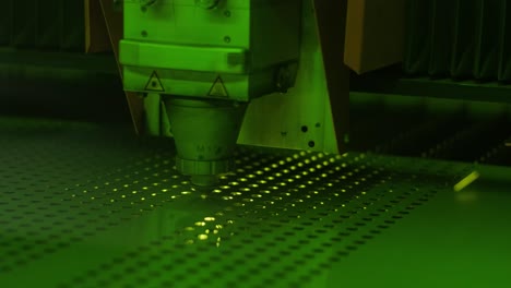 tecnología de procesamiento industrial de corte por láser de material de acero de chapa plana con chispas