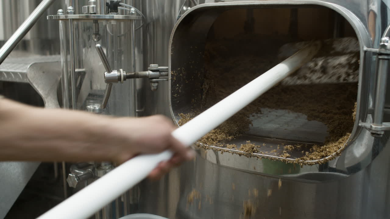 мужчина, работающий на фабрике.