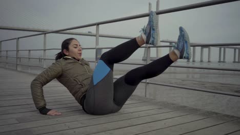 Toma-En-Cámara-Lenta-De-Una-Deportista-Hindú-Entrenando-Al-Aire-Libre