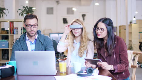 el equipo colabora utilizando la realidad virtual