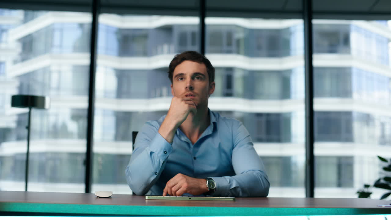 hombre trabajando realidad aumentada en el lugar de trabajo moderno de cerca. gerente metaverso.