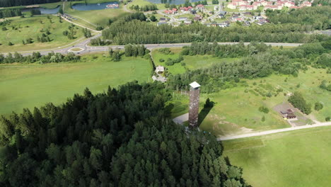 wysoka wieża obserwacyjna birsztanów w widoku drona z orbity powietrznej