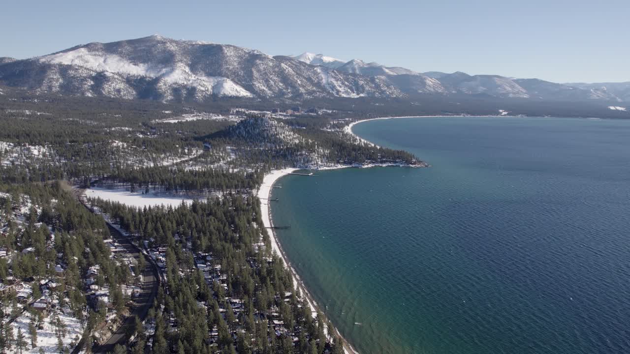 En højtflyvende 4K droneoptagelse over Lake Tahoe, Californien, i vinterperioden
