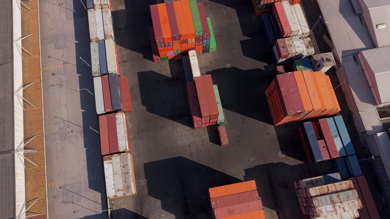 Luftfoto af en containerterminal i Milano, Italien. Stablede shippingcontainere danner tæt fragtopbevaring i et stort logistik- og godstransportknudepunkt.