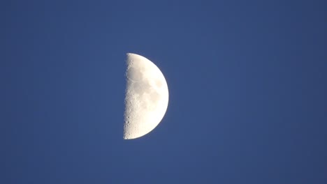luna creciente en el cielo nocturno