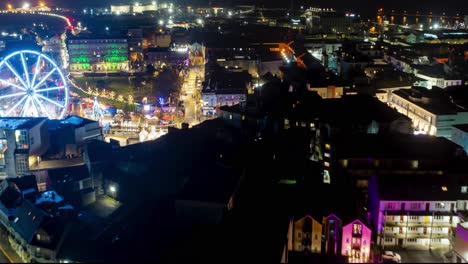 Hiperlapso-Sereno-Aéreo-Sobre-La-Plaza-Eire,-Mercado-Navideño-De-Galway,-Irlanda-Por-La-Noche