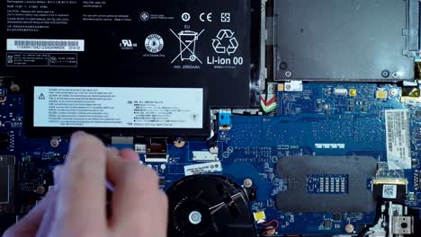 técnico informático reparando la placa base del portátil