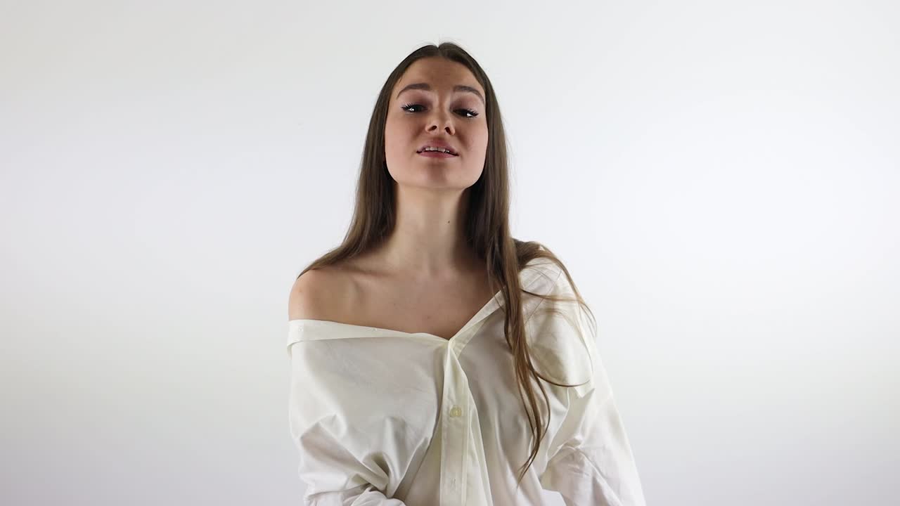 impresionante modelo femenino moviéndose y cantando frente a un fondo blanco