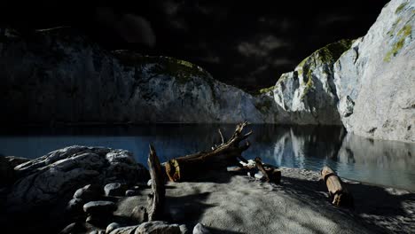 fiordo con nubes oscuras de tormenta