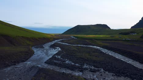 Agua-Fluyendo-A-Través-De-Los-Campos-Cerca-De-La-Piscina-Seljavallalaug-En-El-Sur-De-Islandia