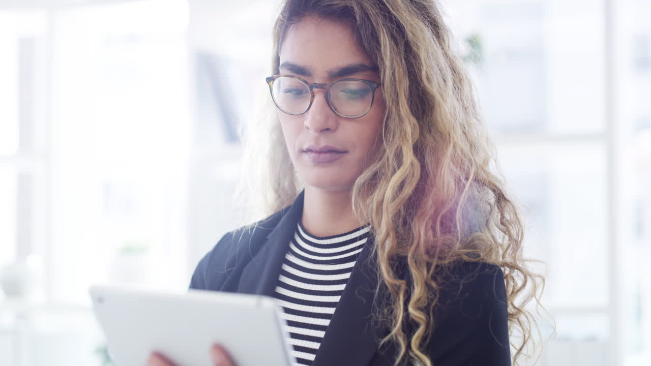 mujer trabajando en una tableta en la oficina